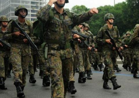 Escoltado em unidade da Aeronáutica, militar pede indenização por danos morais