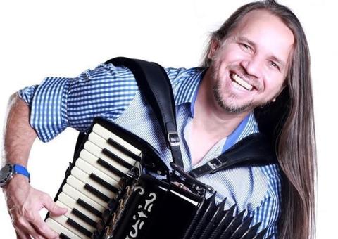 Sucessos de Dorgival Dantas agitam segunda-feira em Manaus