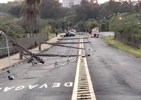 Arquiteto bate carro e derruba 11 postes de iluminação de uma só vez