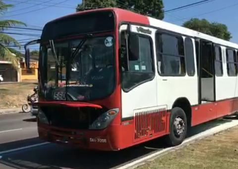 Em Manaus, ônibus incendeia no meio de avenida e mercadinho pega fogo na Zona Leste