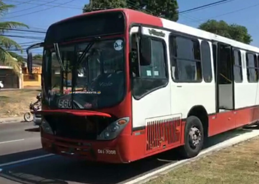 Em Manaus, ônibus incendeia no meio de avenida e mercadinho pega fogo na Zona Leste