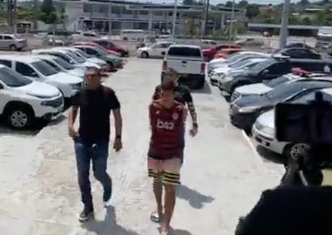 Revoltados, familiares de motoristas assassinado acompanham chegada de suspeitos a delegacia