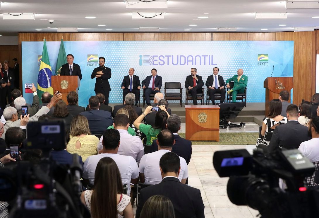 Carteira estudantil digital começará a ser emitida em 90 dias