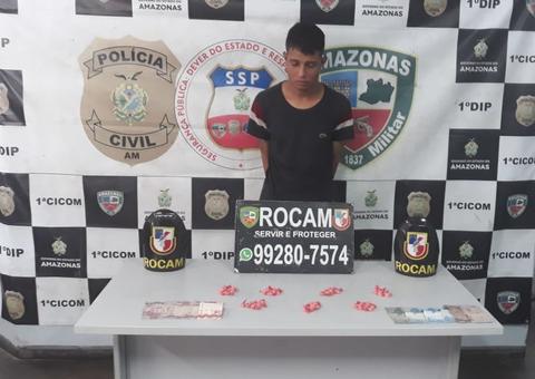 Jovem é preso suspeito de vender drogas em beco de Manaus 