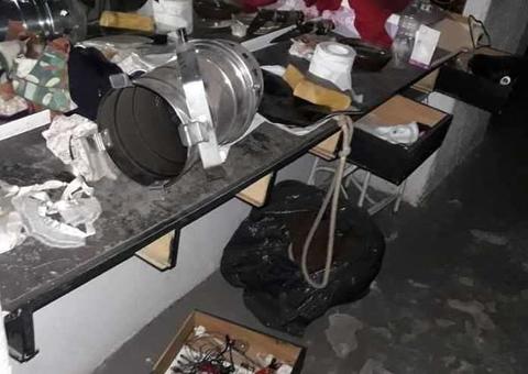 Bandidos arrombam, furtam materiais e defecam em teatro