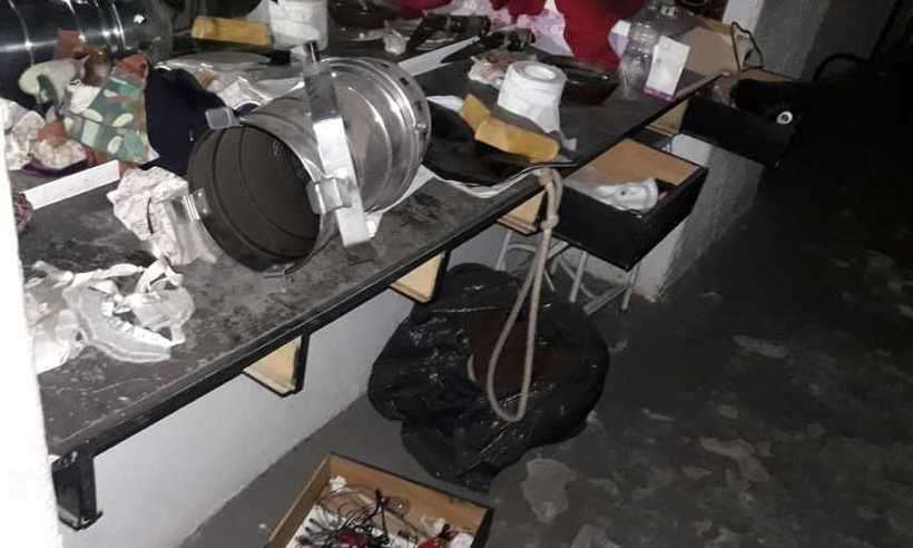 Bandidos arrombam, furtam materiais e defecam em teatro