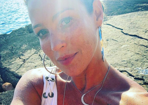 Luana Piovani posa de biquíni e detalhe intriga seguidores 