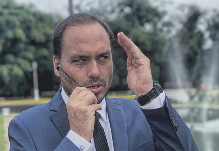 Carlos Bolsonaro pede licença da Câmara de Vereadores sem previsão de volta