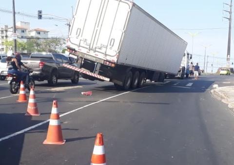 Carreta tomba em avenida de Manaus e por pouco não provoca tragédia