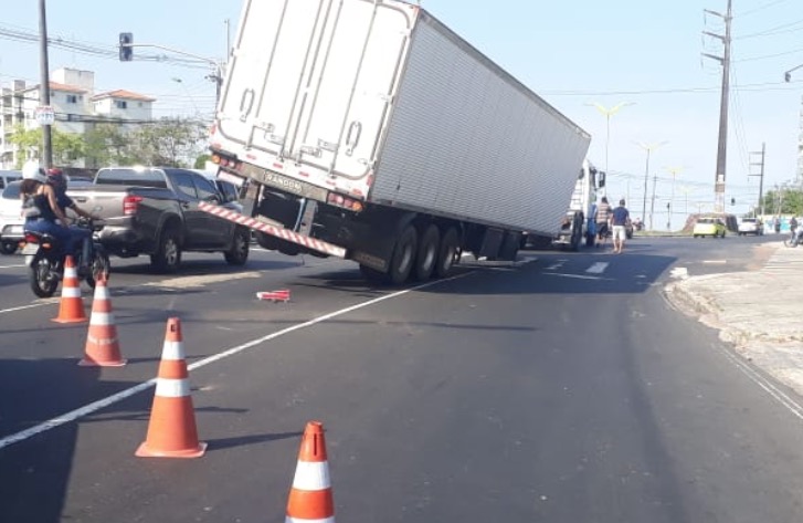 Carreta tomba em avenida de Manaus e por pouco não provoca tragédia