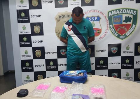 Para pagar dívida do filho, pai assume venda de drogas e acaba preso em Manaus