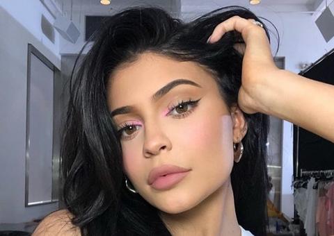 Kylie Jenner posa nua em clima quente com o marido e bumbum gigante chama atenção