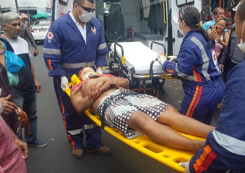 Homem tenta roubar mulher em ponto de ônibus e acaba esfaqueado por populares em Manaus 