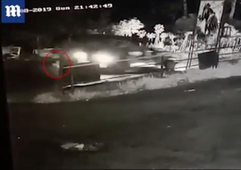 Criança de um ano cai do carro e pais só percebem chegando em casa