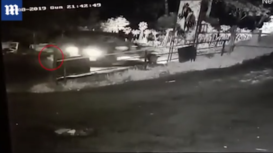 Criança de um ano cai do carro e pais só percebem chegando em casa