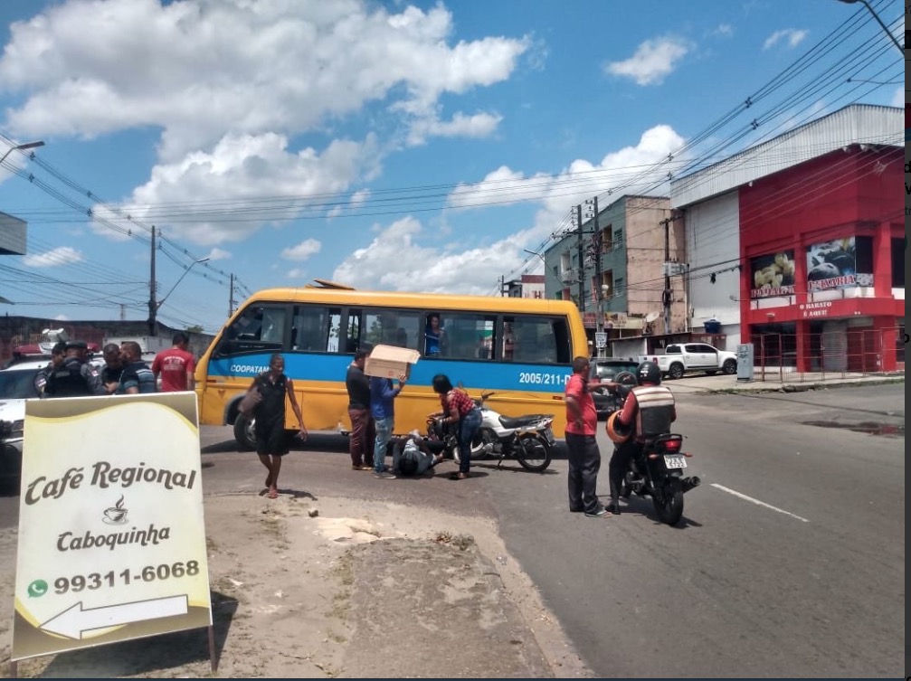 Criança fica com o pé preso na corrente da moto após acidente de trânsito em Manaus