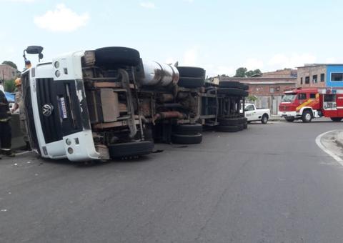 Carreta tomba com contêiner em Manaus e motorista fica preso em cabine 