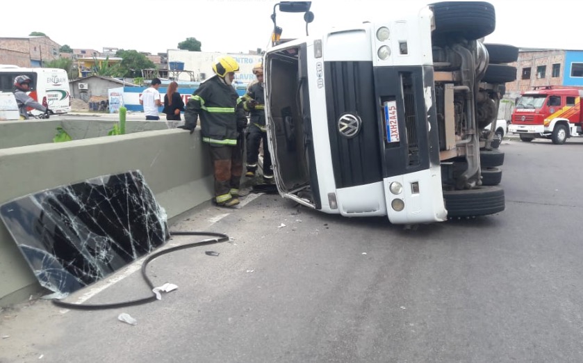 Carreta tomba com contêiner em Manaus e motorista fica preso em cabine 