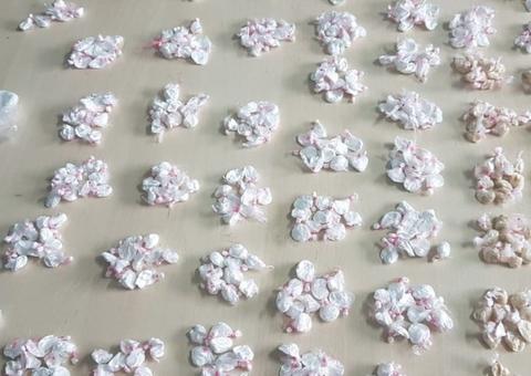 Mãe e filho são presos suspeitos de vender drogas em beco de Manaus