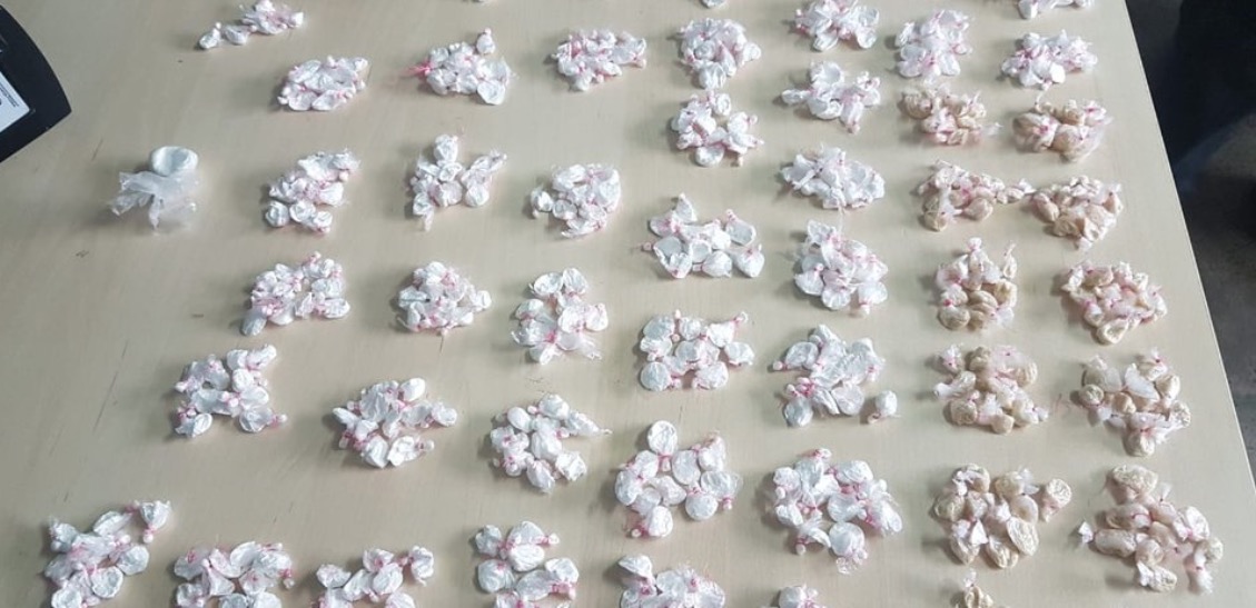 Mãe e filho são presos suspeitos de vender drogas em beco de Manaus