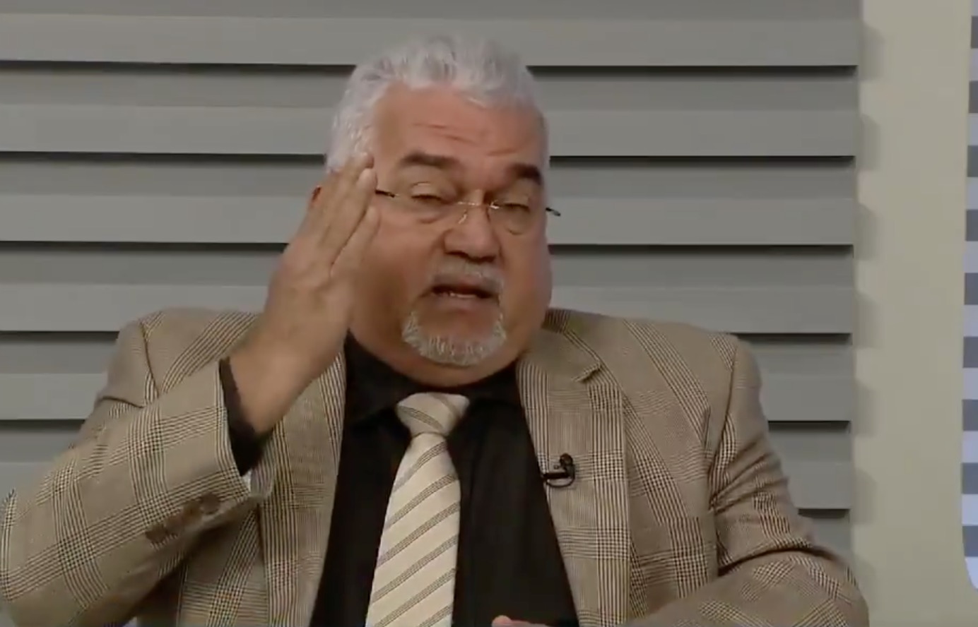 Aos prantos, colunista se demite ao vivo durante jornal na Globo 