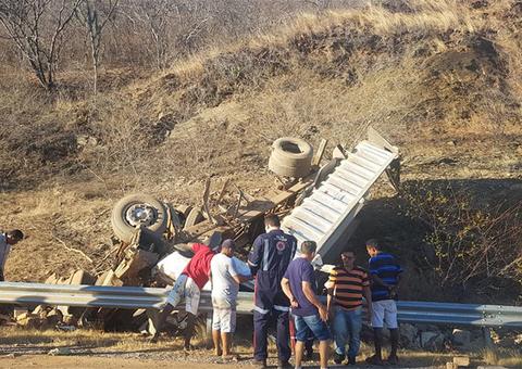 Caçamba carregada de pedras tomba e mata 5 pessoas 