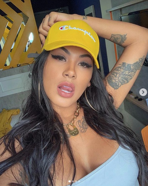 Funkeira Pocah exibe bumbum gigante em ângulo ousado