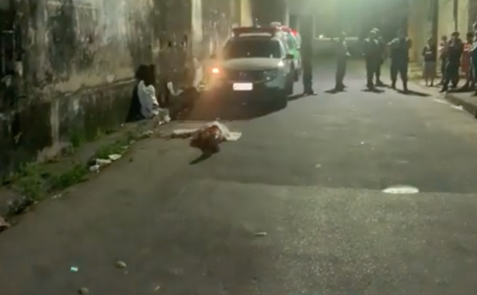 Homem com tornozeleira eletrônica é morto  enquanto caminhava em Manaus