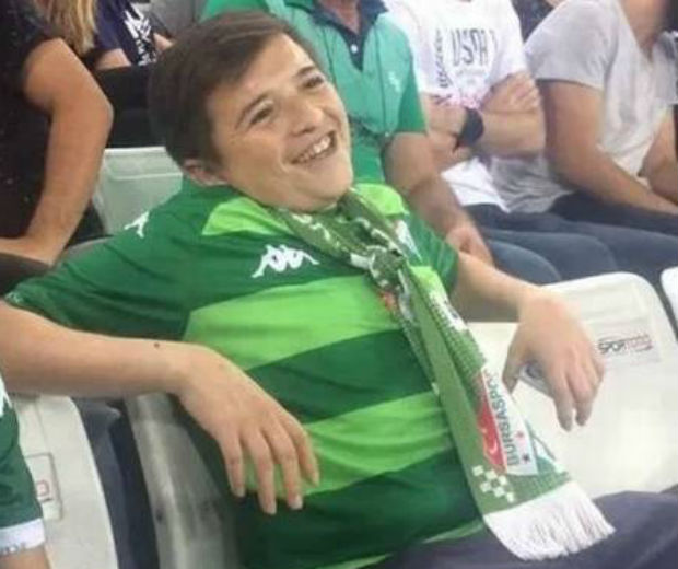 Vídeo: ‘Menino' flagrado fumando em estádio tem 36 anos 