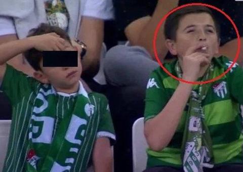 Vídeo: ‘Menino' flagrado fumando em estádio tem 36 anos 