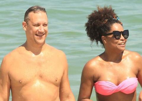 Adriana Bombom faz topless em praia acompanhada de namorado 