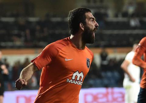 Ex-jogador do Barcelona é condenado à prisão por espancar cantor em boate na Turquia