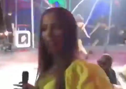 Vídeo: Anitta dá tapa em fã após puxão de cabelo