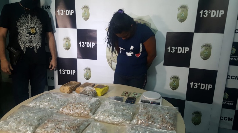 ‘Dama do tráfico’ é presa com drogas e máquina de cartões em Manaus