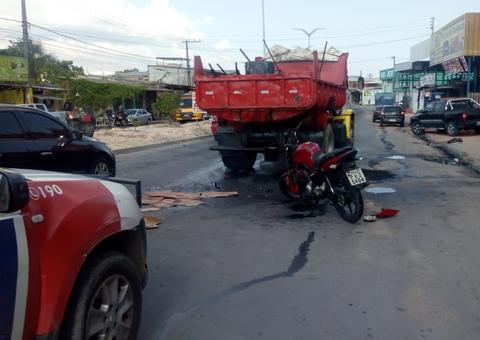 Em Manaus, motociclista colide na traseira de caçamba ao deslizar em óleo derramado na pista 