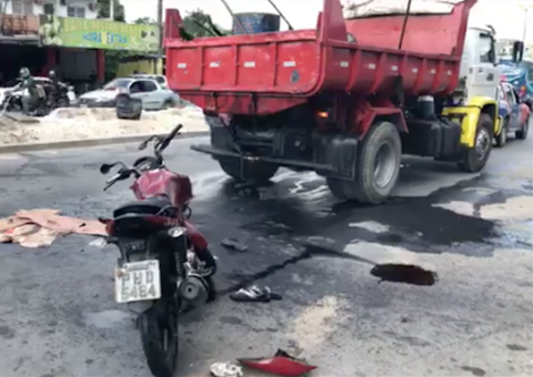 Motorista entra em choque com caçamba e deixa ferido em Manaus