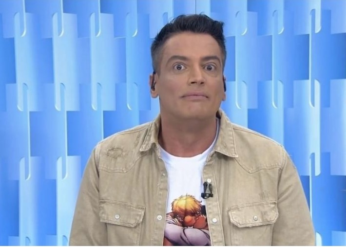 Leo Dias usa camiseta com beijo gay em HQ no SBT e bomba na internet