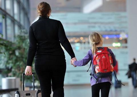 Cai autorização judicial para menor desacompanhado viajar no País