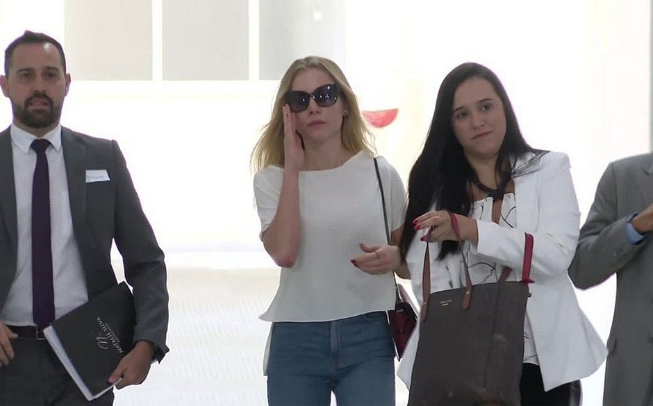 Najila depõe em delegacia e ironiza Neymar: 'driblando e caindo'