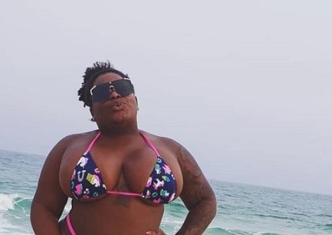 Jojo Todynho exibe curvas voluptuosas em microbiquíni 