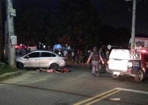 Suspeitos de arrastão batem carro em poste durante fuga em Manaus