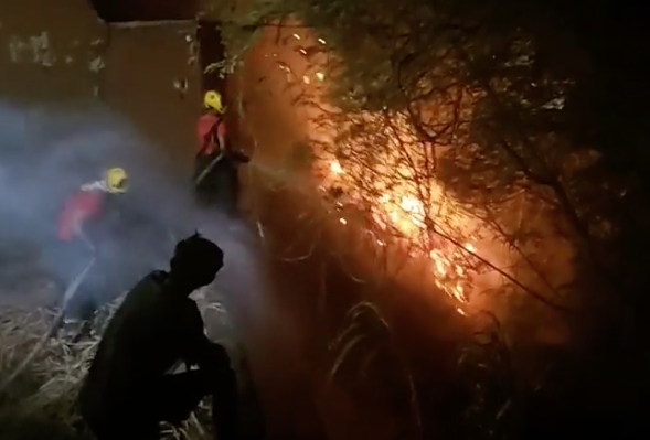 Moradores se apavoram com incêndio ao lado de posto de combustível em Manaus