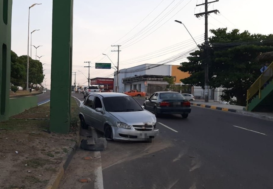 Carro perde direção e gira na pista após se chocar com passarela em Manaus