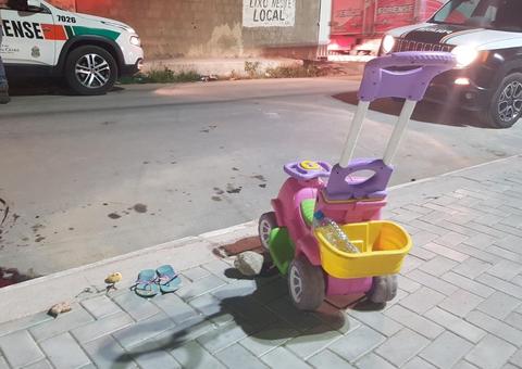 Adolescente de 17 anos é morta a tiros ao passear com a filha em praça