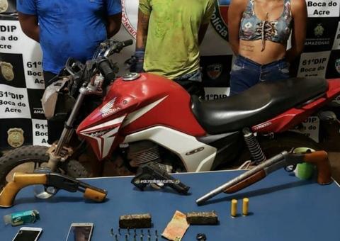 Com escopetas, drogas e moto roubada grupo é preso em flagrante no Amazonas 