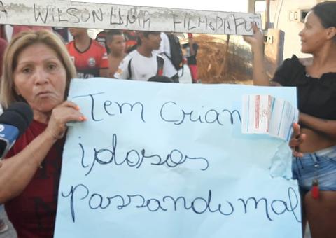  Com falta de energia há 4 dias, moradores realizam protesto em Manaus