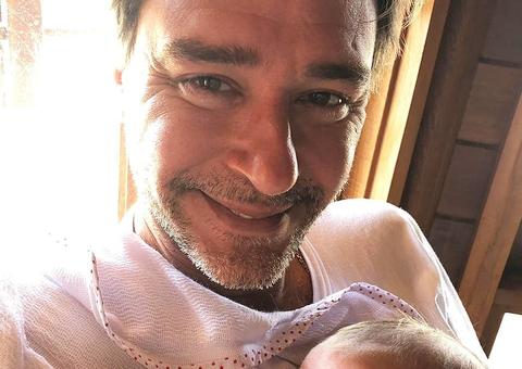 Ex-BBB Thyrso comemora chegada da filha com Down: 'benção'