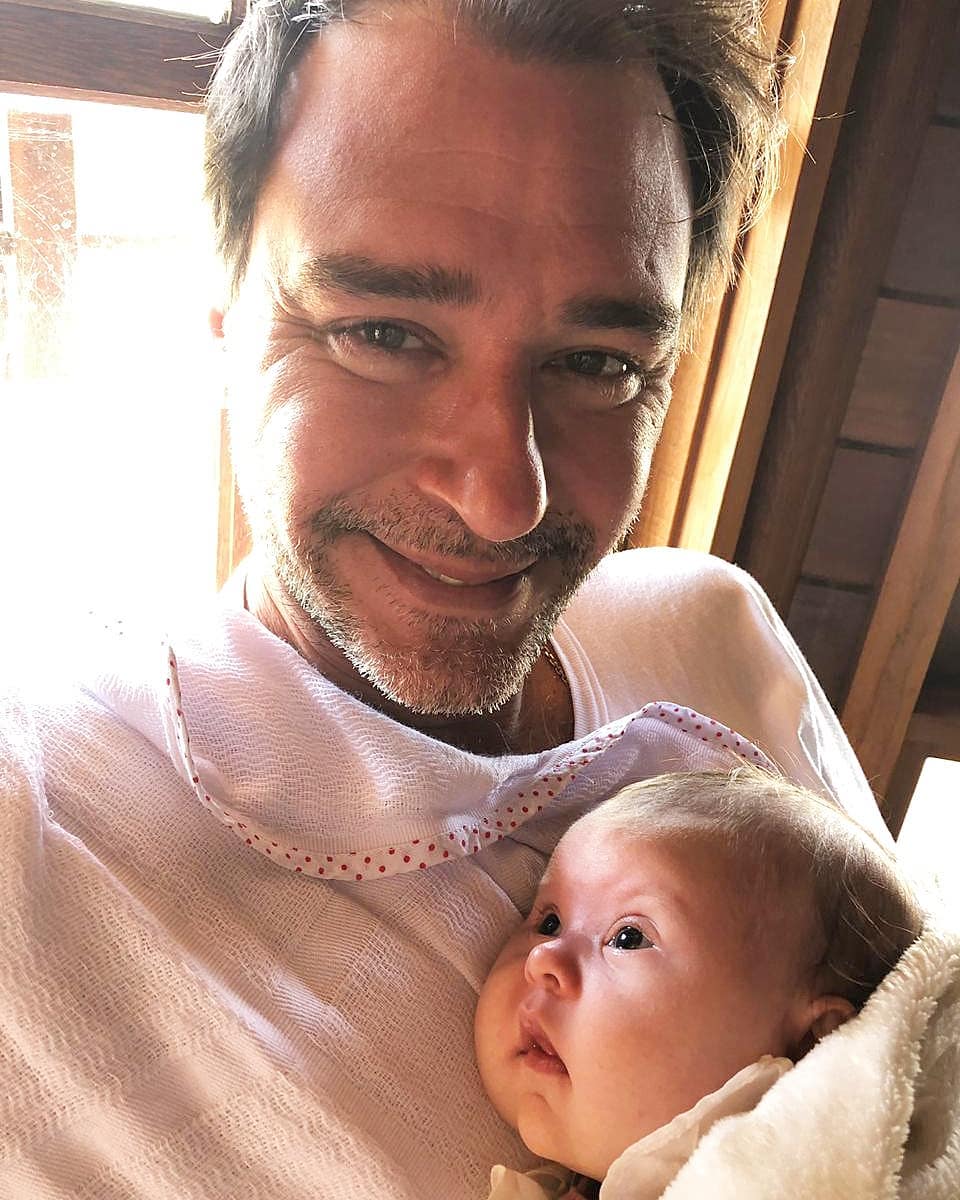 Ex-BBB Thyrso comemora chegada da filha com Down: 'benção'