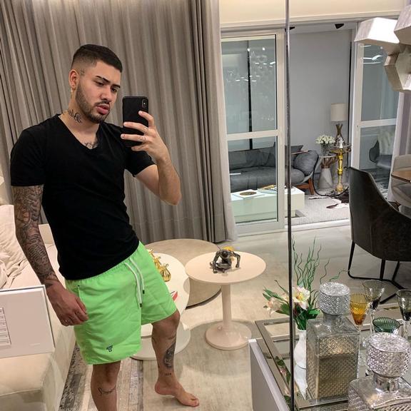  Após revelação de Anitta, Kevinho posta foto e 'volume' em short rouba a cena