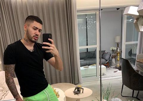  Após revelação de Anitta, Kevinho posta foto e 'volume' em short rouba a cena
